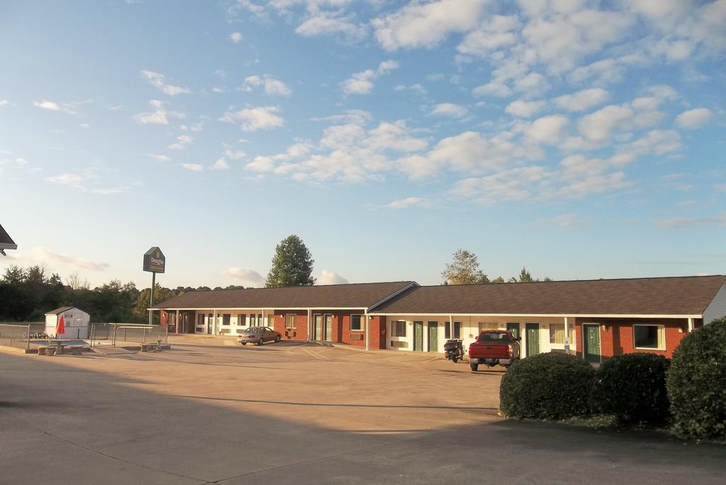 Douglas Inn & Suites, Blue Ridge, Ga Exterior photo